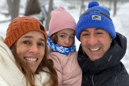 Carla Rebecchi con su marido Jorge Lombi y su pequeña hija Vera. 