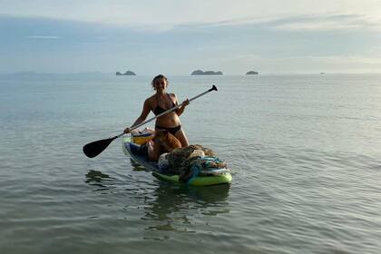 Carla Santarelli Grossman es una argentina varada en Tailandia recolectando basura del océano en un kayak