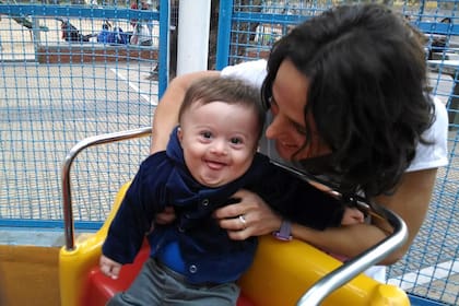 Carla Scaramella y su hijo Augusto, quien nació con la Enfermedad de Hirschsprung
