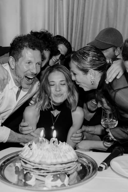 Carla sopla las velitas rodeada por su marido Diego, su cuñada
Natalia Simeone y amigos