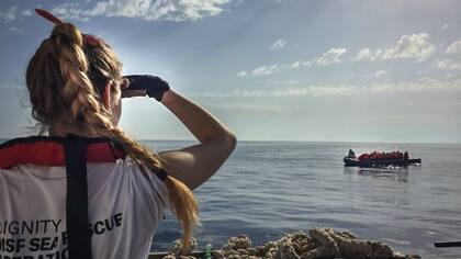 Carla, staff de Médicos Sin Fronteras, observa mientras se lleva a cabo un rescate