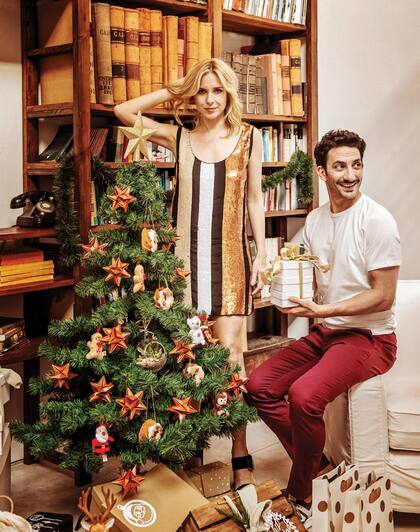 Carla: vestido corto de paillettes (Mishka), sandalia con pulsera en el tobillo (Apie para Grimoldi) Juan: remera de algodón (Giesso), zapatillas (New Balance)