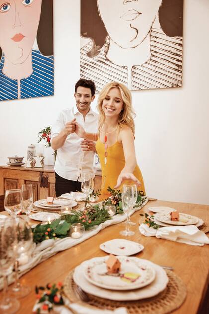 Carla: vestido de satén de seda largo (Cibeles), collar (Mishka), pulseras esclavas (Pandora), Juan: pantalón chupín (Perramus), camisa de poplin (Giesso)