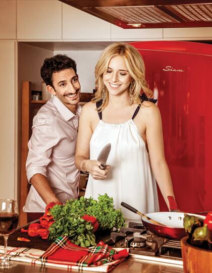 Carla: vestido largo de seda (Giesso), aros de plata (Prüne)