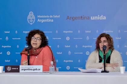 Carla Vizzotti y Spinelli en una conferencia de prensa en el 2020.