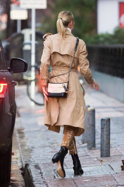 Con trench y pantalón de Burberry y cartera cruzada de Chanel, Carla le hizo frente al domingo de lluvia.