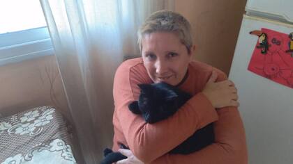 Carla y Freddie, el gato que la familia adoptó un año antes de la llegada de Esperanza.