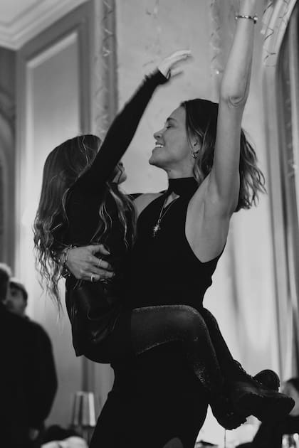 Carla y su hija
Valentina,
muy divertidas
en pleno baile