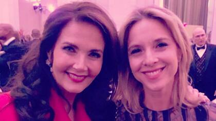 Carla y una foto cholula con la Mujer maravilla