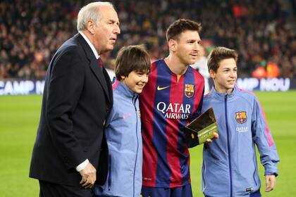 Carles Rexach junto a Lionel Messi en el Camp Nou