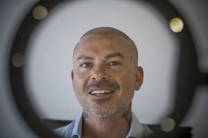 El bullying por ser “el hijo de La Mona”, el papá que no conoció de chico y el artista al que maneja de grande