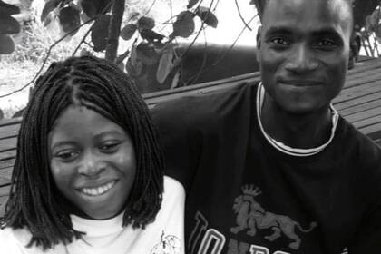 Carlito Vale (der) junto a una antigua pareja