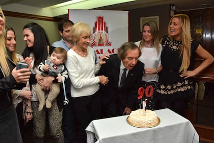 Carlitos, festejando su cumpleaños 90 junto con su mujer, hijos, nietos y Laura "Panam" Franco, casi una integrante más de la familia Balá.