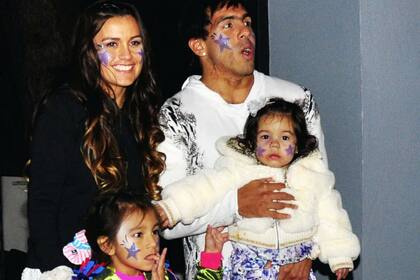 Carlitos junto a su mujer Vanesa y sus hijas Florencia y Katie