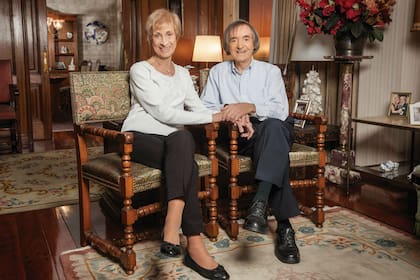 Carlitos y Martha en el living de su casa, en donde vivieron más de treinta años