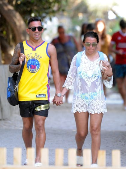 El amor es más fuerte: Tevez y Mansilla en Ibiza, disfrutando de unas románticas vacaciones