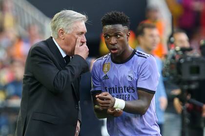 Carlo Ancelotti con Vinícius; lo dirige en Real Madrid y puede que lo haga también en Brasil el próximo año.