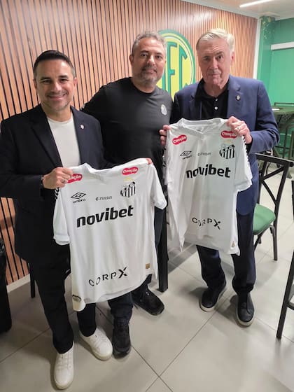 Carlo Ancelotti (derecha) estuvo en el estadio de Mirassol para el partido de Santos, que finalmente no jugó Neymar; el DT asistió junto al coordinador de selecciones masculinas de la CBF, Rodrigo Caetano, y el director ejecutivo de fútbol del club, Alexandre Mattos.