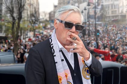 Carlo Ancelotti, durante los festejos del título de liga 2022, cuando sorprendió en Cibeles con un habano y anteojos de sol de moda