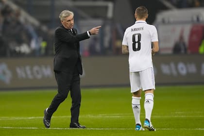 Carlo Ancelotti le da indicaciones a Kroos en un partido de Real Madrid