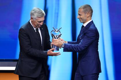 Carlo Ancelotti recibe el premio al mejor DT de la temporada 2021/22