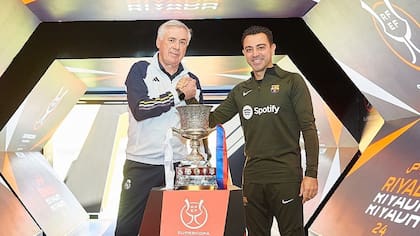 Carlo Ancelotti y Xavi Hernández junto al trofeo de la Supercopa de España