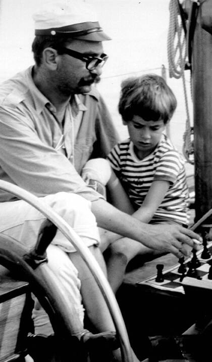 Carlo con su padre, que le enseñó a navegar