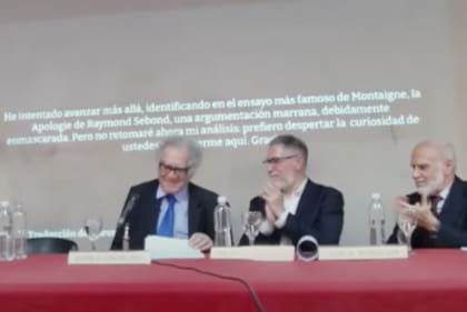Carlo Ginzburg, Ricardo Manetti y José Emilio Burucúa en la Sala 108 de la Facultad de Filosofía y Letras de la UBA