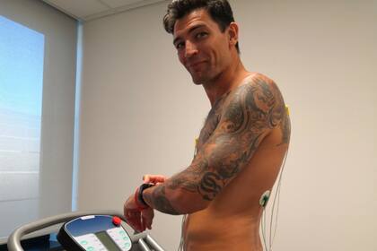 Carlos Delfino, en los chequeos de rutina antes de la presentación en su nuevo club.