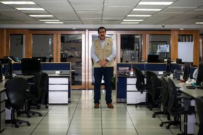 Carlos Benavides en la sala de Redacción casi desierta de El Universal