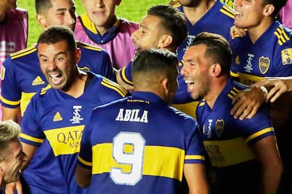 Edwin Cardona, Ramón Ábila, Eduardo Salvio y Carlos Tevez, que despejó la incógnita y confirmó que seguirá en Boca