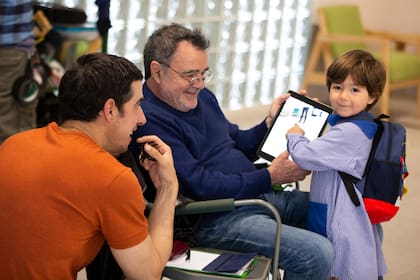 Carlos Sorín junto a su nieto, que es uno de los protagonistas del film que estrena Netflix
