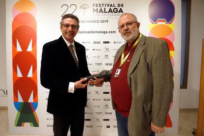 Carlos Abbate con el biznaga para la película La historia oficial