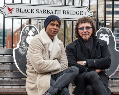 Carlos Acosta y Tony Iommi en el Black Sabbath Bridge, en Birmingham, ciudad natal de la banda 