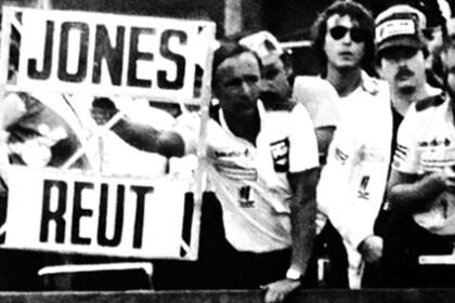 Jeff Hazzell, mánager del equipo Williams, enseña el cartel con el que la escudería ordenó el cambio de posiciones en Jacarepaguá; Carlos Reutemann desobedeció y ganó el Gran Premio de Brasil 1981
