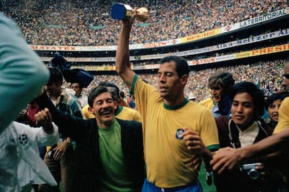 Carlos Alberto, capitán de la selección brasileña en México 1970, da la vuelta olímpica con la Copa Jules Rimet en la mano