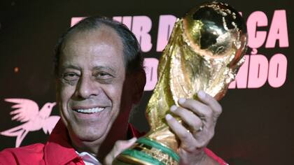 Carlos Alberto con la copa en abril de 2014, antes del Mundial de Brasil