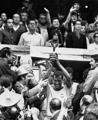 Carlos Alberto en el momento cumbre, alzando el trofeo en el Mundial de 1970