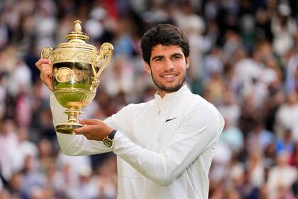 Carlos Alcaraz alza el trofeo de campeón de Wimbledon tras derrotar a Novak Djokovic en la final de 2023.