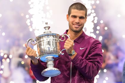 Carlos Alcaraz alza el trofeo de campeón del Abierto de Estados Unidos