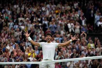 Carlos Alcaraz, cada día más grande: superó a Daniil Medvedev por 6-3, 6-3 y 6-3 y saboreará su primera final de Wimbledon.
