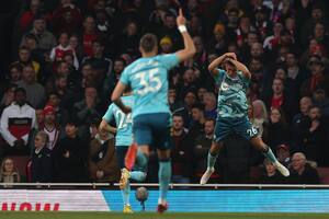 Gol a los 26 segundos, asistencia y salvada sobre la línea: un Alcaraz brillante para amargar a Arsenal