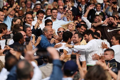 Carlos Alcaraz celebrando el título de Wimbledon en el palco con su familia y los integrantes de su equipo 