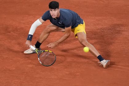Carlos Alcaraz cierra la jornada de este martes en Roland Garros ante Stefanos Tsitsipas