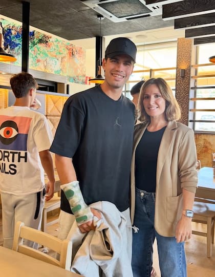 Carlos Alcaraz con una férula que le inmoviliza la muñeca y el antebrazo derechos