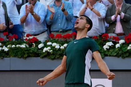 Carlos Alcaraz, de España, celebra después de ganar la final contra Alexander Zverev, en el Madrid Open 