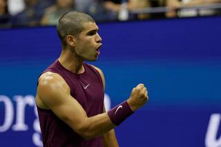Carlos Alcaraz debuta en el US Open con la cabeza rapada y triunfo