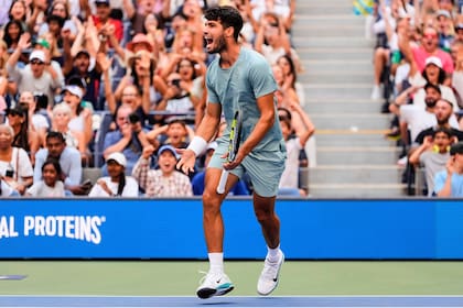 Carlos Alcaraz durante un partidos de dobles mixtos en el Abierto de Estados Unidos, el martes 19 de agosto de 2025, en Nueva York.