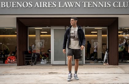 Carlos Alcaraz en el remodelado ingreso al court central del BALTC, de diseño más a tono con los demás campeonatos del ATP Tour.