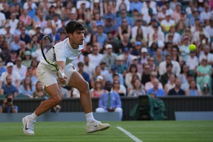 Carlos Alcaraz, en la red, con el público de fondo; el español sufrió de más contra un advesario que no debió demandarle tanto, el alemán Jan-Lennard Struff.